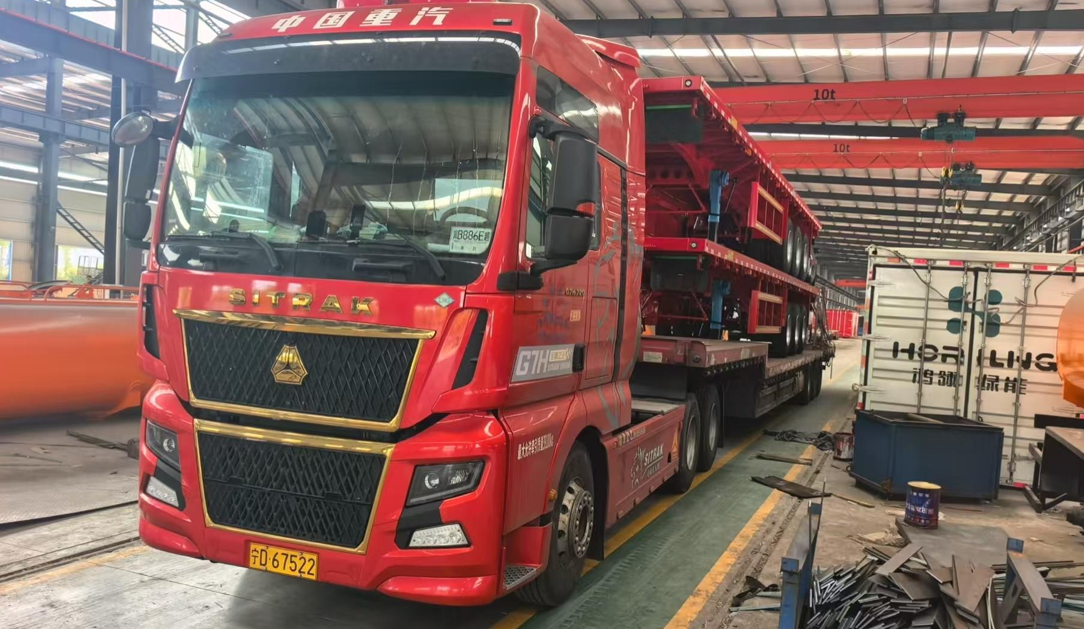 Xe đầu kéo sơ mi rơ moóc sàn phẳng dầm thẳng 3 trục tùy chỉnh 12,5 mét, xe kéo chở hàng container hạng nặng để bán