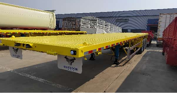 Xe đầu kéo sơ mi rơ moóc sàn phẳng dầm thẳng 3 trục tùy chỉnh 12,5 mét, xe kéo chở hàng container hạng nặng để bán